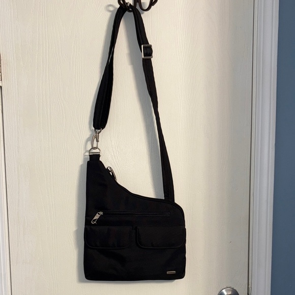 Travelon Anti-theft Classic Black Crossbody Bag - Picture 1 of 15
